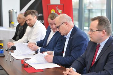 W Zespole Szkół nr 1 w Wieluniu podpisano umowę na budowę boiska
